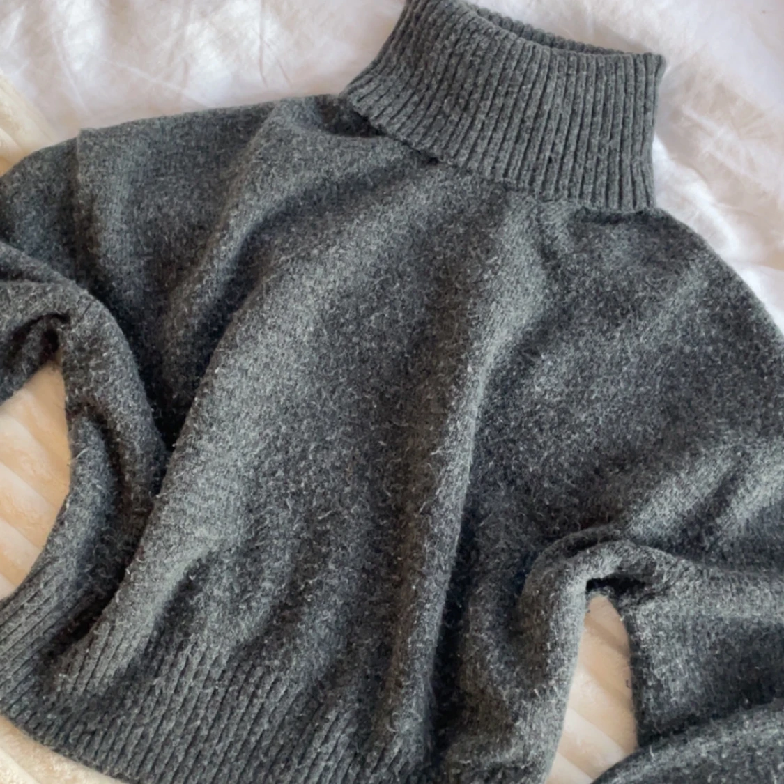 Mysig grå polotröja från H&M