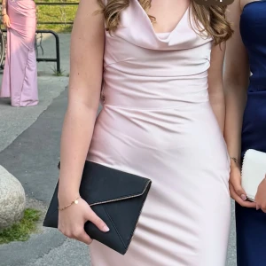 Ljusrosa balklänning med öppen rygg - Säljer min ljusrosa satin balklänning. Bara använd en gång. Superfin, draperad urringning, skön och fin öppen rygg detalj med snörning. Elegant, lång.      