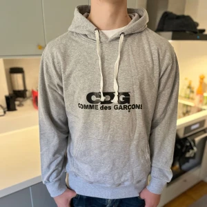 Comme des garçons hoodie  - Helt oanvänd med tags | köpt på vestiaire men passade inte mig! Nypris: 3199kr - mitt pris 1199kr | DM för prisförslag! 