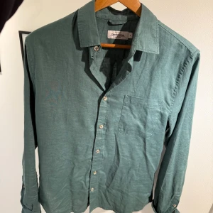 Grön linneskjorta  - Snygg grön skjorta från Dressmann i en skön blandning av linne och bomull. Den är i bra skick och nypris ligger på 700kr. Bara att skriva vid funderingar mvh Liam😁
