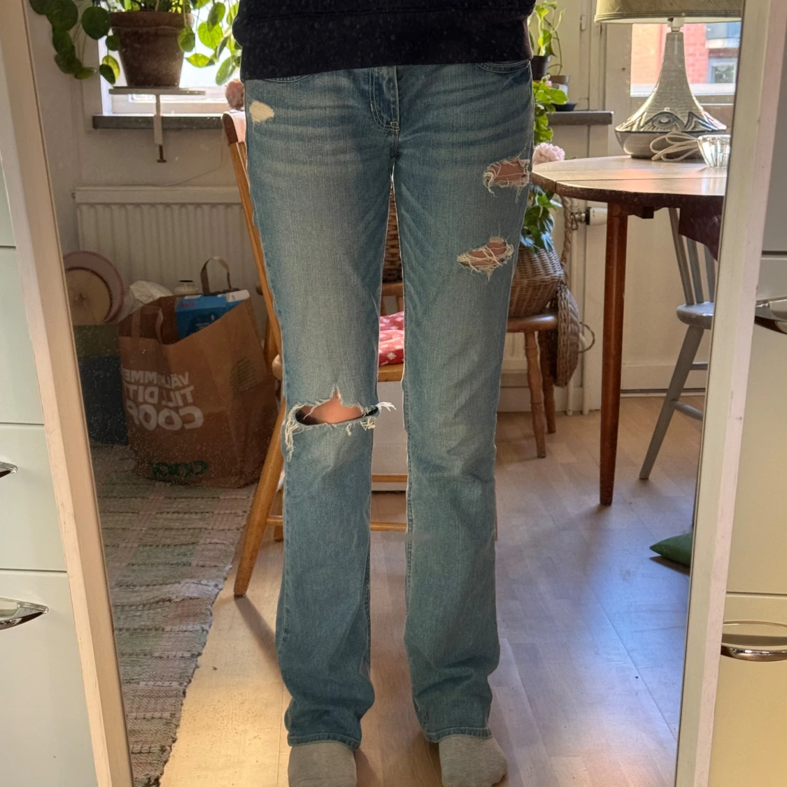 Hollister jeans med slitningar - 2