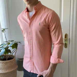 Ralph Lauren skjorta  - Ralph Lauren skjorta, S stretch oxford slim fit, inga defekter! Modellen är 180,75 kg. Riktigt skön skjorta som passar till allt! 👔 Kom med frågor, löser gärna bundle deals ☺️