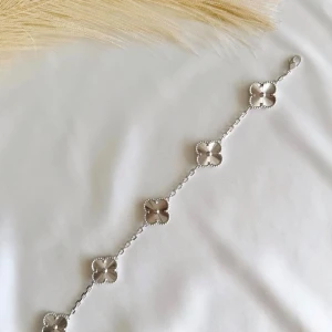 Classic silver srmband - VanC - Helt ny Väldigt hög kvalitet, färgen ändras inte vid användning. Om ni vill ha fler bilder är det bara att skriva i DM. Fick den som en gåva från en butik på Instagram. Snabb leverans