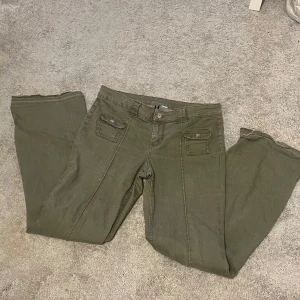 Gröna jeans  - Säljer dessa jättefina trendiga slutsålda jeans ifrån hm. Storlek 42. Säljer pågrund av att dom är för stora och inte kommer till användning. Dom är uppsprätta längst ner se bild 2. Prisk kan diskuteras❤️