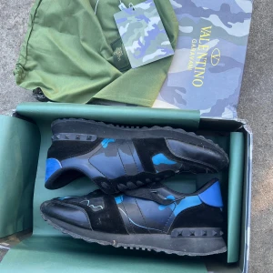 Valentino Garavani Rockrunner sneakers - Bra skick förutom lådan som är lite sönder storlek 43.