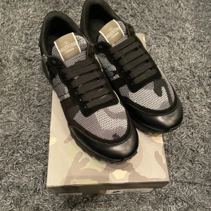 Rockrunners - Tja säljer dessa feta Rockrunners, endast testade 1 gång,  perfekt nu till vintern. Säljer de då de ej passade mig o de är köpa på plick därför kan ja ej skicka tillbaka de, kan därför inte heller garantera äkthet. Vid snabb affär kan jag gå ner i pris! Tveka inte att skriva vid minsta lilla fundering. 