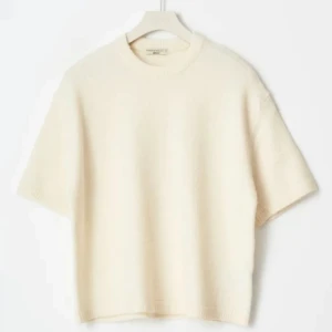 Beige stickad kortärmad tröja - Superfin beige stickad tröja från Gina tricot som är varm och har korta armar, använd minst 5 gånger så i nyckick. Skickar gärna fler bilder om behövs!💕