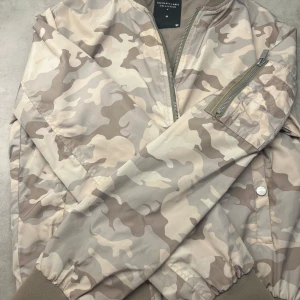 Camouflage Bomber Jacka - Den har lite smuts på sig men är nog helt hundra på att det går bort i tvätten. Flera år gammal fast inte använts så mycket. Skriv om ni har några frågor, funderingar eller vill snacka pris💗