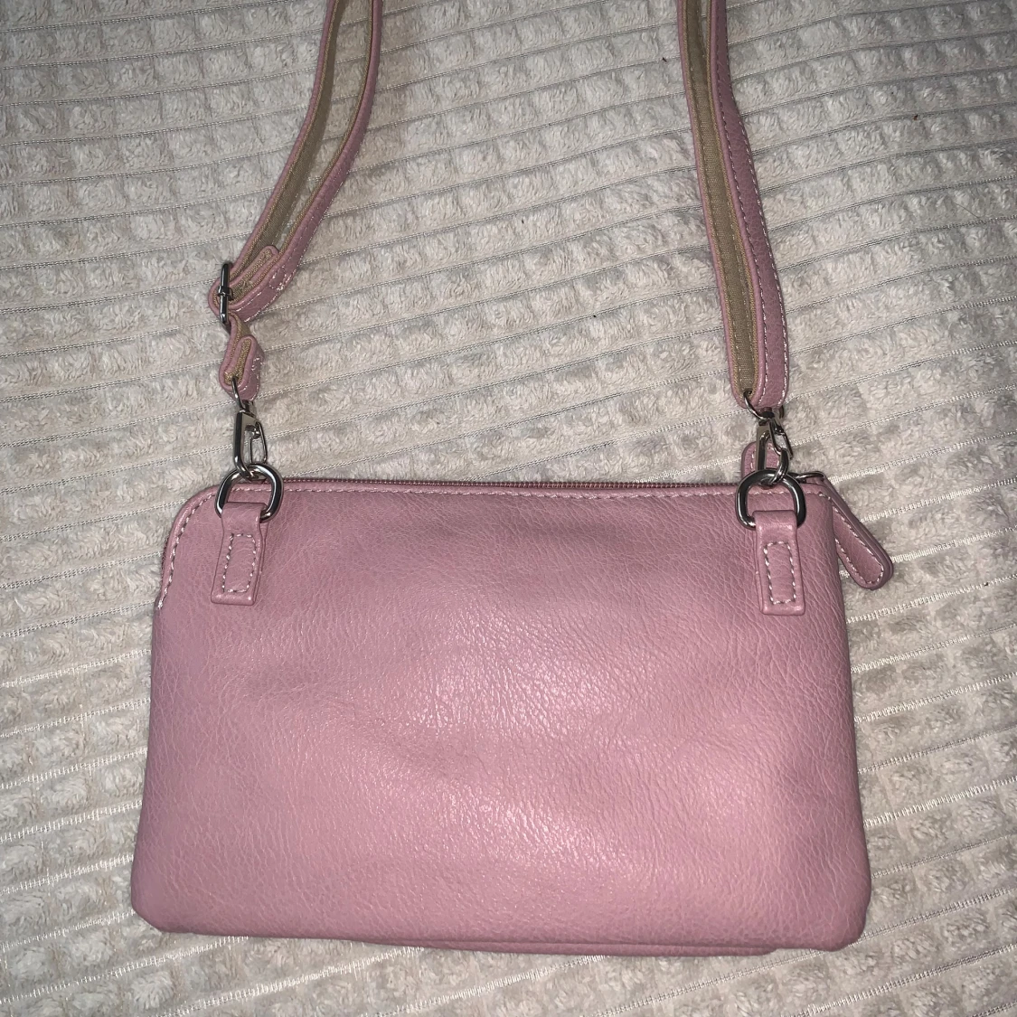 Lila axelremsväska - 1