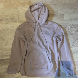 Beige hoodie från H&M loose fit - Säljer en beige hoodie från H&M i loose fit med huva och dragsko. Tröjan har en stor magficka och långa ärmar. Perfekt för chill dagar och enkel att matcha med jeans eller mjukisbyxor. Storleken är xs men är mer som s om man gillar slimfits.😁
