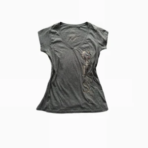 T-shirt - Snygg guess T-shirt <3 Enda defekten är att sömmen är lite sönder på en av ärmarna ibak (sista bild)  💋