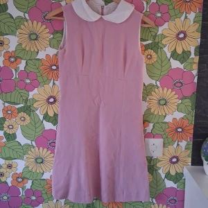 60-tals klänning!✨️🌸 - Äkta vintage plagg från 60-talet! Köpte den på en loppis men var tyvärr för liten för mig i armhålorna passar nog bättre på någon med smala armar. Några ljusa fläckar under armarna se blid 3 och 4 men syns inte när man har på sig den. Passar nog en xs-s. Köparen står för frakten. Hund finns I hemmet!🐕