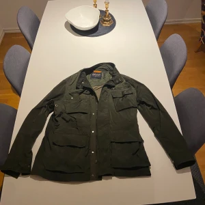Morris fieldjacka - Säljer för 400 Nypris: 2999kr Inga defekter, jackan ser ut som ny. Den är stor i storleken så passar nog m bättre än S