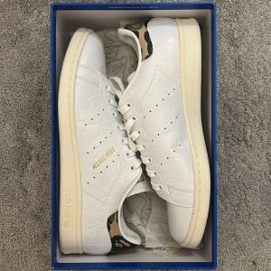 Adidas Stan Smith x Bape - Säljer dessa riktigt feta Adidas stan Smith, aldrig använda ute bara testade inne. Storlek 43 1/3. Diskuterbart pris 