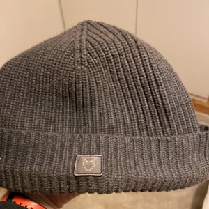 Grå mössa från knowledge cotton apparel  - Grå mössa i 100% bomull. One size. Är öppen för ett lägre pris vid snabb affär. Om ni har några frågor skriv gärna!