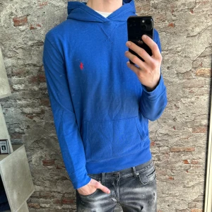 Ralph Lauren hoodie - Bra skick, lite nopprig vid luvan och inga snören. Storlek M passar dig som är mellan 178-185cm ungefär. Nypris ca 2000kr. Modellen är 185 cm, 79 kg. Skriv för mer information!🤝