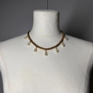 Halsband med pärlor  - Handgjort kedjehalsband med pärlor. Kedjan är 7mm bred och 45cm lång. Allt i rostfritt stål förutom pärlorna. Fast pris satt efter materialkostnader och tillverkning. Köp gärna via köp nu, snabb leverans.