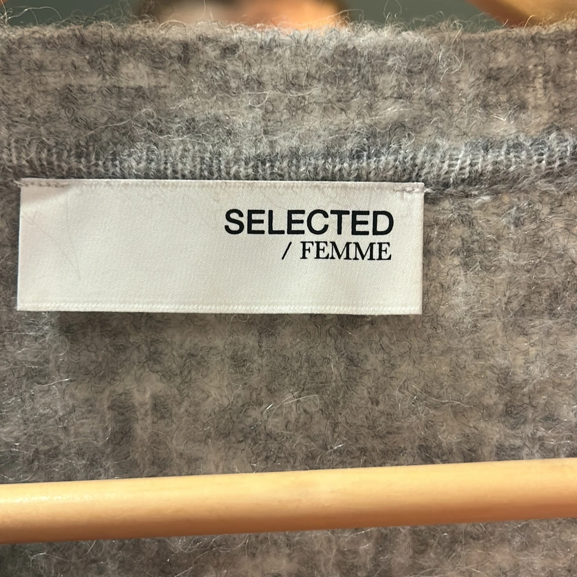 Grå stickad kofta från Selected Femme. Storlek XS-S - 1