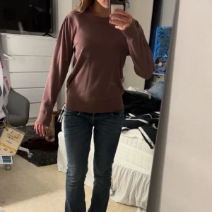 Rosa/röd stickad tröja från Saint Tropez - Mysig rosa röd  tröja från Saint Tropez i storlek L men skulle mer säga S som ni ser. Tröjan har rund halsringning, långa ärmar och ribbade muddar vid ärmslut och nederkant.