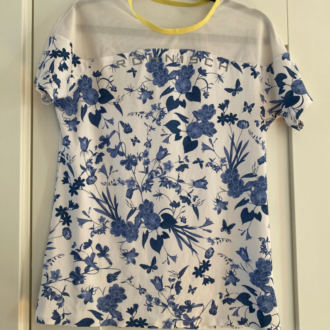 Blommig topp från Röhnisch i mesh