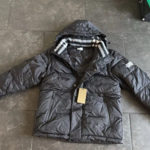 Fet Burberry Jacka Storlek:S helt ny med tag. - Helt ny med tag och oanvänd super pris för en sån fin jacka 