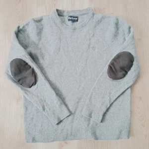 Barbour Sweatshirt - Riktigt snygg sweatshirt som tyvärr tvättats fel! Orginal storlek är XL men passar nu S/XS!