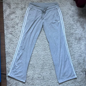Lågmidjade mjukisbyxor Adidas - Ett par lowwaisted grå mjukisbyxor från Adidas.