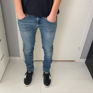 Dondup jeans - Tja! Säljer nu dessa riktigt feta dondup jeansen! Jeansen är i mycket bra skick! Jeansen har en fin tvätt! Storlek 30! Skriv vid bilder eller frågor