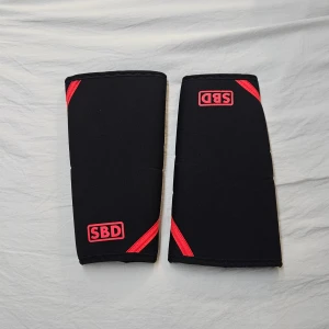 Sbd knee sleeves M - Ett par 7mm powerlifting knee sleeves från SBD i storlek M. Använda ett fåtal gånger, mycket fint skick! ❤️ nypris 1200 - 1500kr