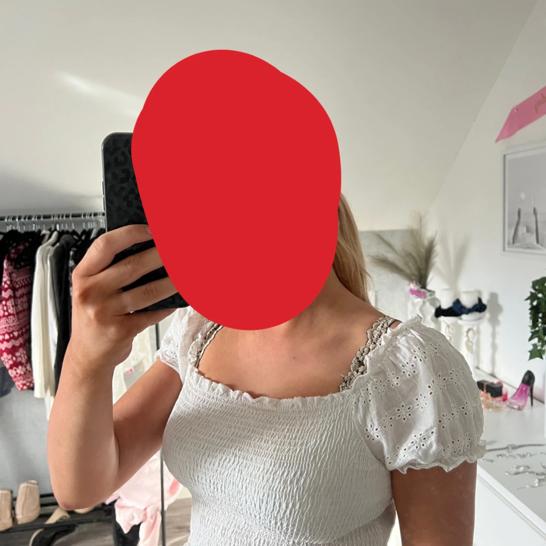 Vit blus med puffärm och broderi