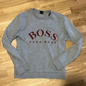 Hugo Boss tröja - Säljer en tröja från Hugo Boss. Den är i mycket bra skick utan defekter. 