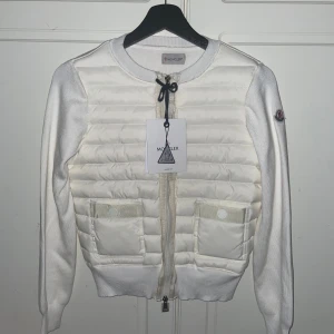 Cardigan från Moncler - Moncler Cardigans till kvinna finns till salu i både svart o vit!!! Snabba o smidiga affärer frakt 1-3 dagar möts upp i Göteborgs området!! 