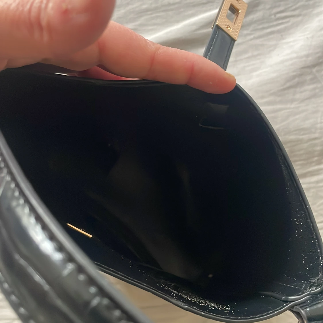 Svart axelväska med krokopräglad yta - 3