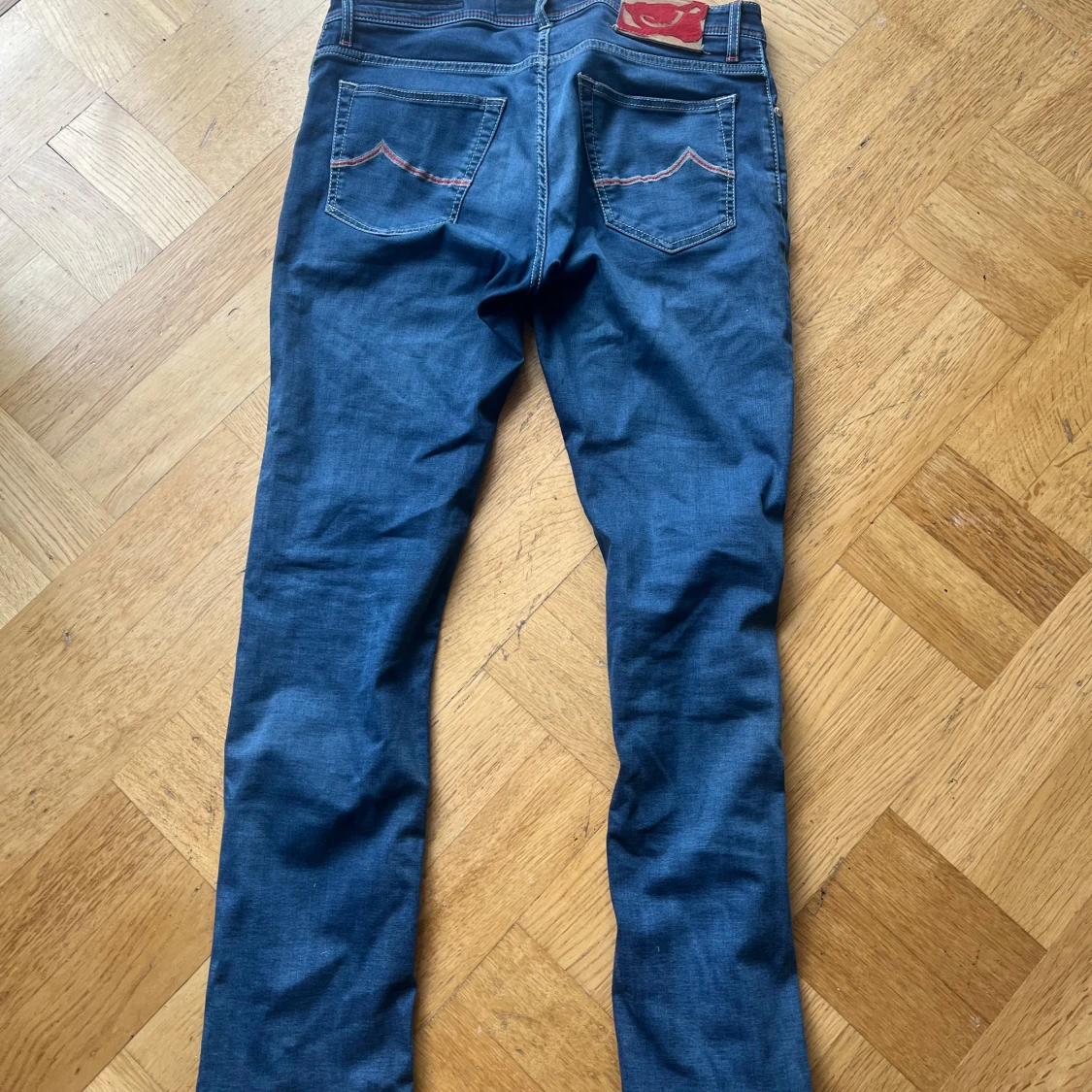 Jacob Cohen blå jeans med röda detaljer - 1