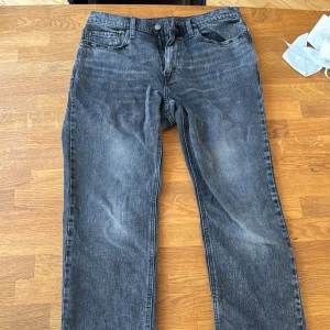 Levi's 541 svarta jeans W32 L30 - Säljer ett par Levi's 541 jeans i svart tvättad denim. Klassisk femficksmodell med raka ben och normal passform. Snyggt slitna detaljer och ikonisk läderpatch bak i midjan. Perfekta jeans för dig som gillar en avslappnad stil.