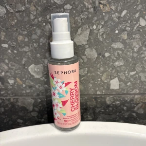 Sephora Cherry Blossom Body Mist - Fräsch body mist med körsbärsblomma från sephora🍒 aldrig använd 💘 säljer för ett bra pris