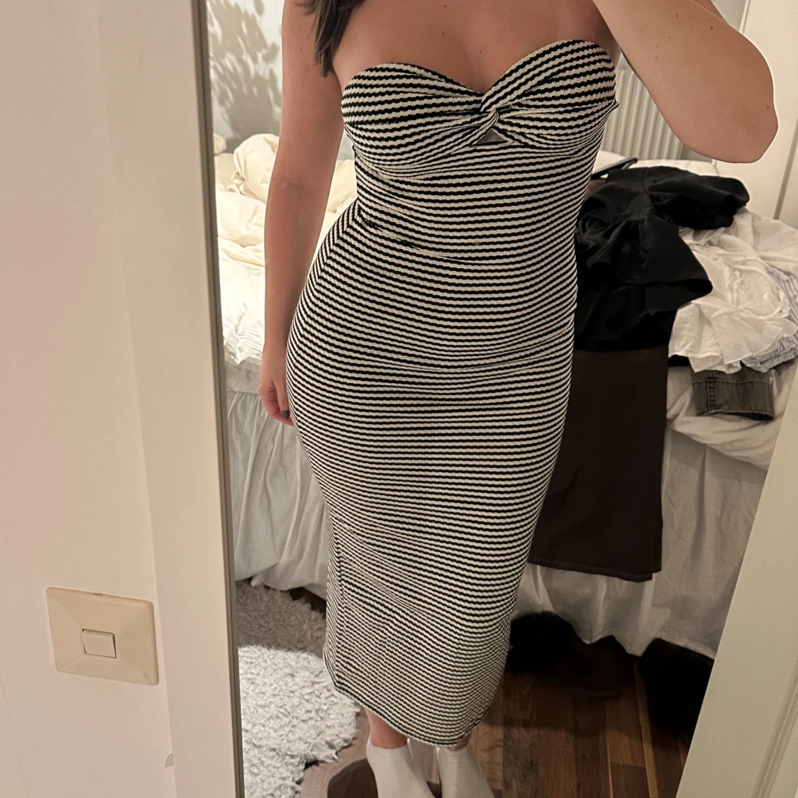 Randig axelbandslös klänning - 1