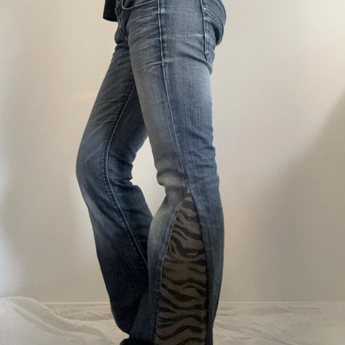 Blå bootcut jeans med zebradetalj - 2