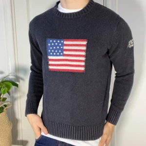 Gant tröja svart M - Gant tröja svart M, inga defekter. Modellen är 180 cm 75 kg! Väldigt trevlig, grov stickad och sitter väldigt bra! Färg, grå / svart / mörkblå