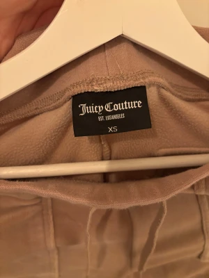Mjukis set från Juicy Couture - Beige mjukis set från Juicy Couture!😍 Koftan är i storlek Xs och byxorna är i storlek S!   Säljs för att det ej kommer till användning längre. Bara att buda!