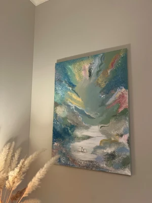 Swan in heaven🦢 - Egengjord tavla av mig! Detta är en färgstark och abstrakt målning med mjuka pastellfärger och texturer. Motivet visar en fantasifull naturmiljö med två vita svanar på en glittrande sjö, omgiven av drömska färgskiftningar. Den glittrar i solen och kan ge en känsla i ditt rum!🩵70x50 och är målad i akrylfärg🥰