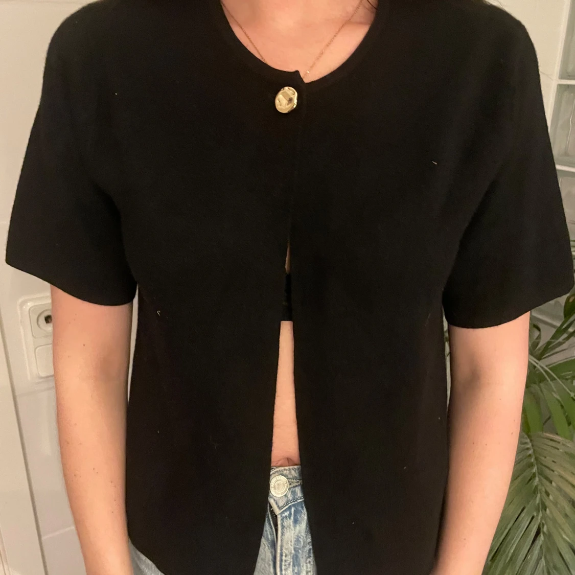 Svart bolerotopp med guldknapp - 1