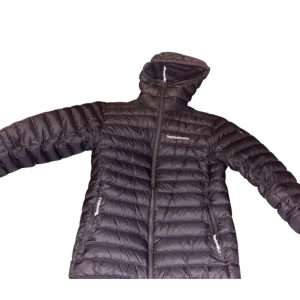 Svart dunjacka Peak Performance  - Säljer en svart dunjacka från Peak Performance i storlek S. Perfekt inför vinter och kommande vår. Använd en gång och sedan legat i garedroben. Nypris 1500. Skriv gärna vid några funderingar!