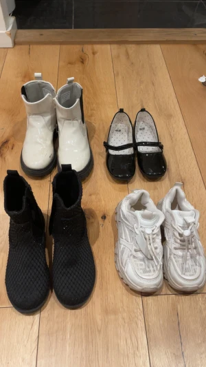Flick skor paket  - 4 par skor , 2 stycken nästan nya köptes från Zara, H&M , primark och SHEIN alla storlek är 31