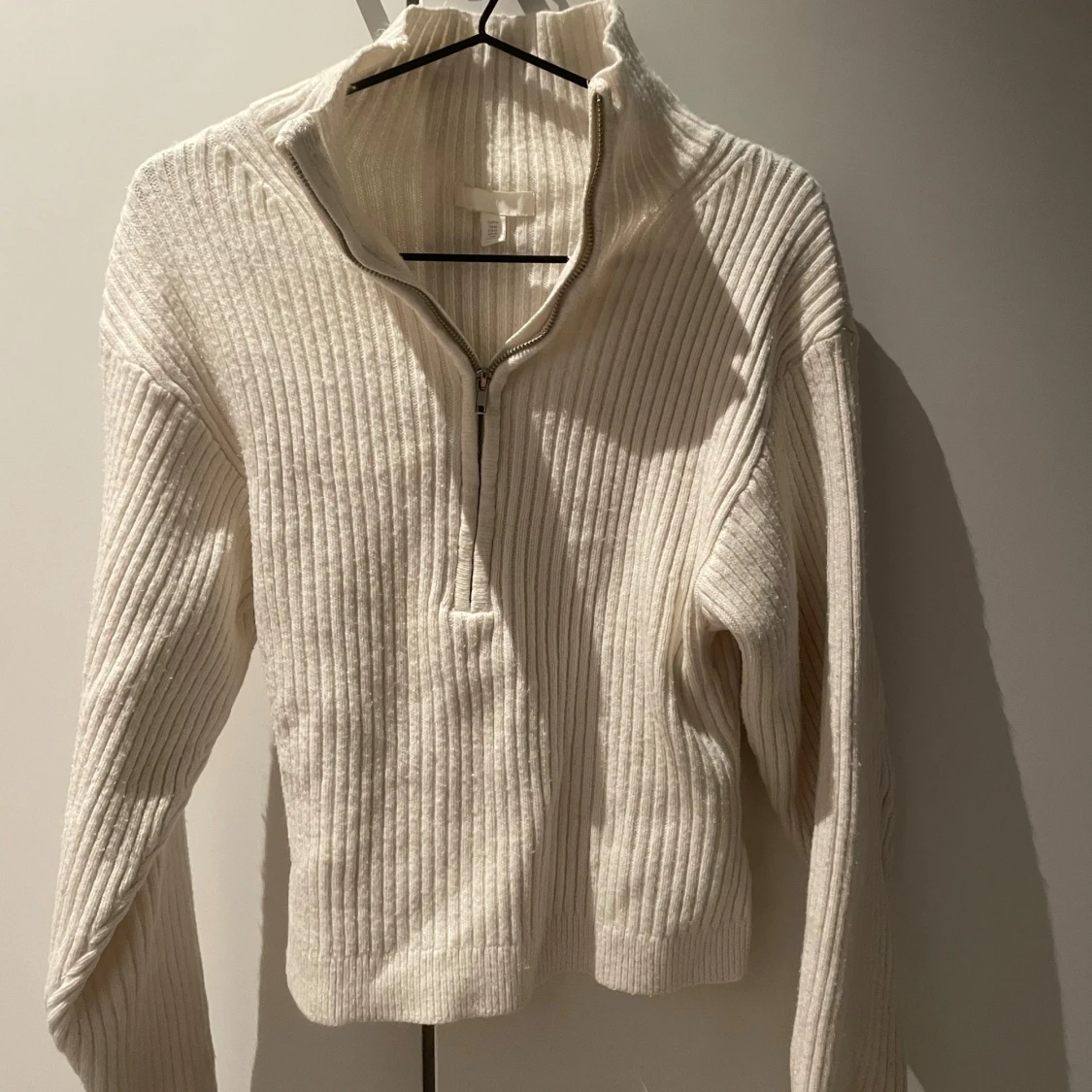 Vit ribbad stickad half zip tröja