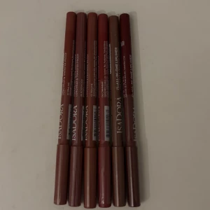 Isadora läppennor i olika nyanser - Sex stycken Isadora läppennor i olika nude, bruna och röda toner.Välj färg med en siffra ovanför den färgen du vill ha läpppennan i 😊 80kr/st