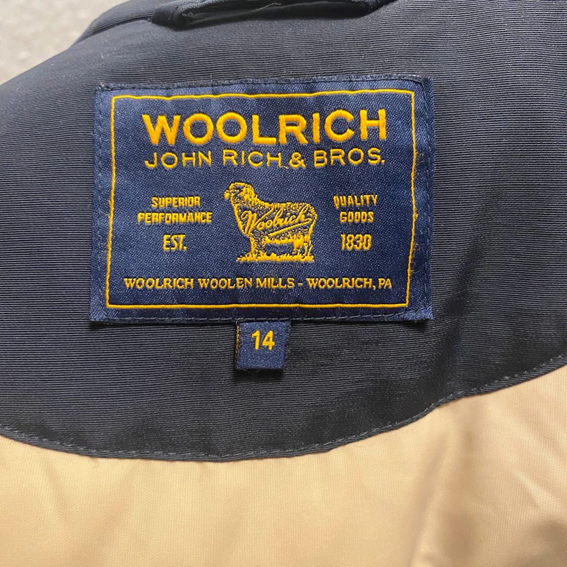 Svart parkas från Woolrich med päls - 1