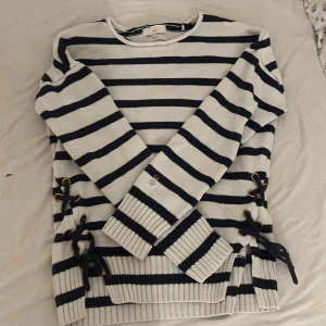 Randig stickad tröja Holly & Whyte - Snygg stickad tröja från Holly & Whyte med marinblå och vita ränder. 
