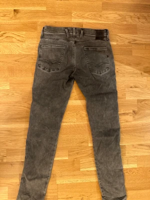 Replay grå jeans 30/32 - Grå Replay jeans, storlek W30/L32. Använda men i gott skick! 