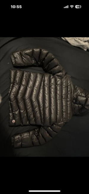 COLMAR vinterjacka svart - Säljer en svart vinter från Colmar med huva och snyggt quiltad design. Jackan har dragkedja framtill, två sidofickor och Colmar-logga på ärmen. Materialet är glansigt och jackan är lätt men ändå varm, perfekt för kalla dagar.